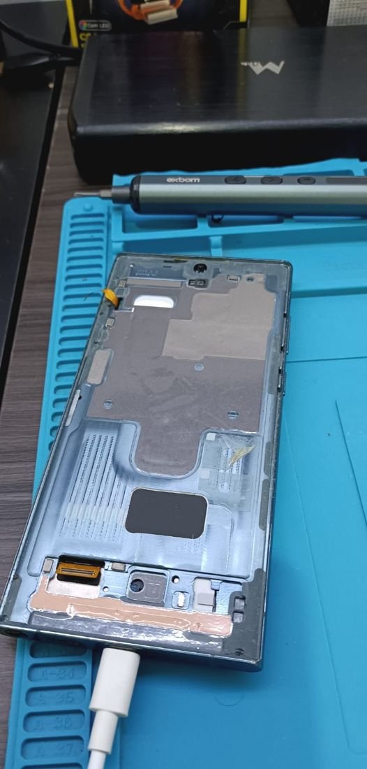 Galaxy S22 Ultra aberto na manta antiestática para reparo