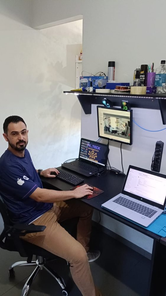 Paulo Cesar Nunes Goulart na bancada da TX TECK